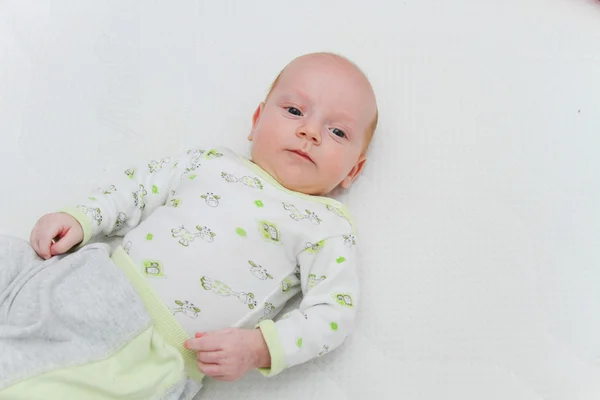 Due mesi neonato maschio bambino godendo — Foto Stock