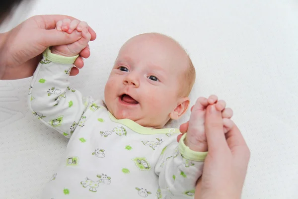 Madre giocare con ledue mesi bambino ragazzo — Foto Stock
