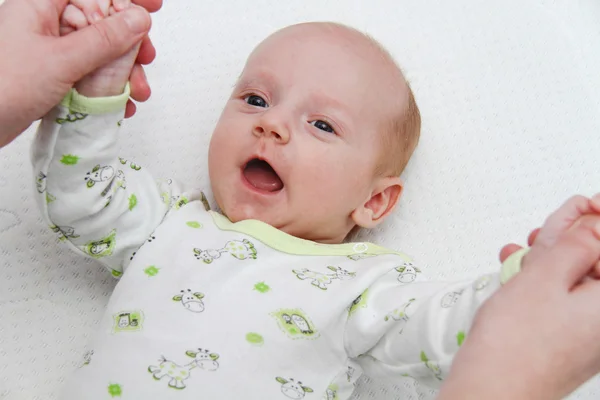 Mamma leker med hertwo månader baby pojke — Stockfoto
