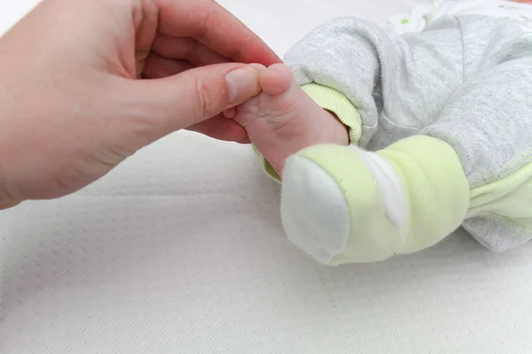 Mãe brincando com ela dois meses bebê menino — Fotografia de Stock