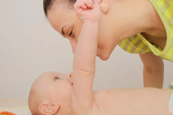 Matka si hrát s její pěti měsíců chlapeček — Stock fotografie