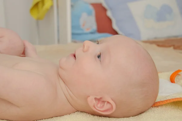 Menino lindo, cinco meses de idade brincando — Fotografia de Stock