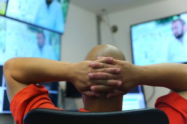 TV mühendisi video ve ses düzenleyicisiyle çalışıyor