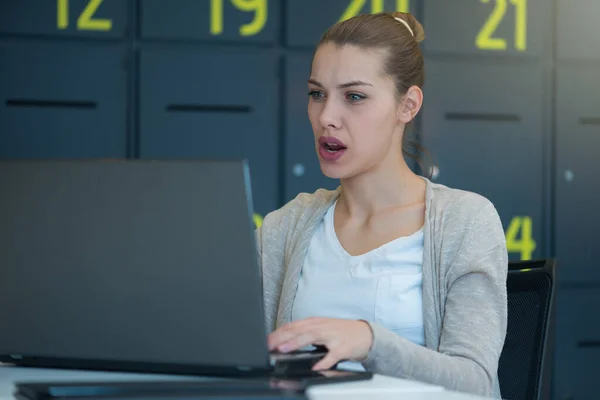 Gericht Jonge Vrouwelijke Ceo Leider Zit Aan Tafel Het Houden — Stockfoto