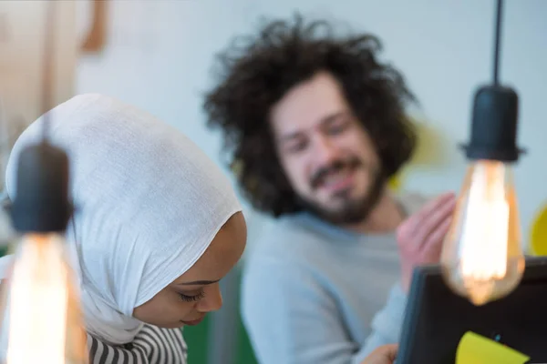 Multiethnic Kolegové Muži Kavkazský Ženský Africký Muslim Handsome Obchodníci Zaměstnanec — Stock fotografie