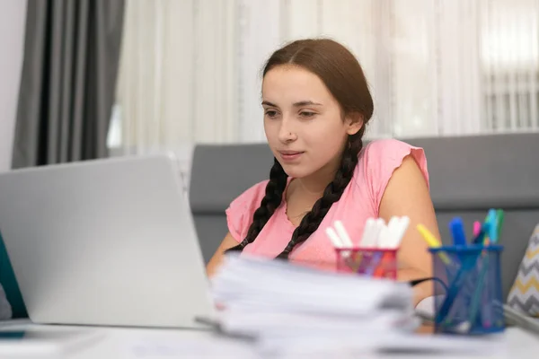 在家里上网上学习班的少女 在家上学 在科罗纳威斯时代从家里学习 — 图库照片