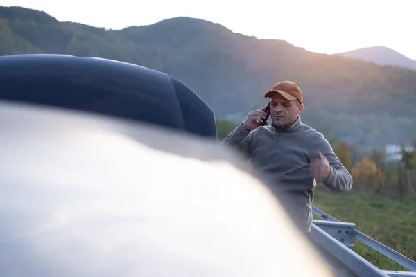 Hombre Frustrado Enojado Llama Asistencia Carretera Por Teléfono Problema Coche — Foto de Stock