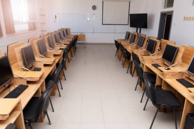 Covid-19 Coronavirus salgını nedeniyle aylarca derslerin alınmamasının ardından lise bilgisayar laboratuvarı sınıfı hala boş.