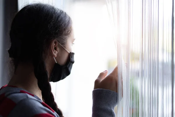 Genç Beyaz Kız Koruyucu Yüz Maskesi Takıyor Bakımevinde Dış Pencereye — Stok fotoğraf