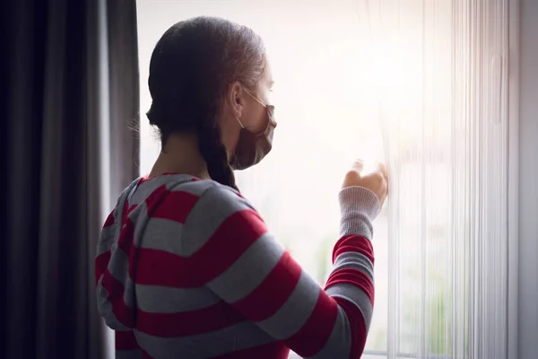 Ung Kaukasisk Tonåring Flicka Bär Skyddande Ansiktsmask Vårdhem Tittar Utanför — Stockfoto