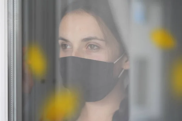 Joven Adolescente Caucásica Con Mascarilla Protectora Hogar Ancianos Mirando Por —  Fotos de Stock