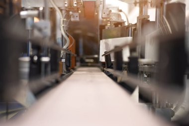 Şişeleme tesisi - Su şişeleme hattı saf kaynak suyunu işlemek ve şişelemek için mavi şişelere. Seçici odak.