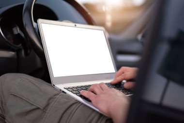 Mobil araba servis mühendisi yolda dizüstü bilgisayarıyla arabayı kontrol ediyor. Yol yardımı kavramı