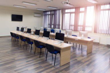 Covid-19 Coronavirus salgını nedeniyle aylarca derslerin alınmamasının ardından lise bilgisayar laboratuvarı sınıfı hala boş.