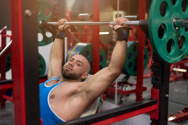 보디빌딩 Muscular Athletic Bodybuilder Fitness Model Training Arms Dumbbells Gym — 스톡 사진