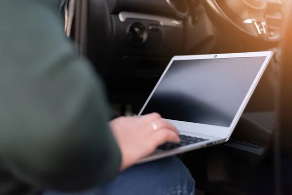 Mobiler Kfz-Servicetechniker überprüft Auto mit seinem Laptop auf der Straße. Pannenhilfekonzept — Stockbild Mobiler Kfz Servicetechniker Überprüft Auto Mit Seinem Laptop Auf Der — Stockfoto
