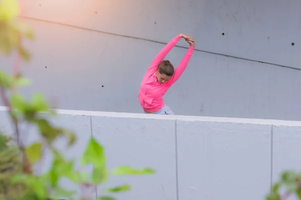 Athletin Bereitet Sich Auf Den Lauf Auf Der Stadtstraße Vor — Stockfoto