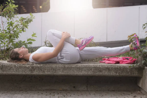 Ajuste Mujer Atractiva Ropa Deportiva Estira Una Pierna Antes Trotar —  Fotos de Stock