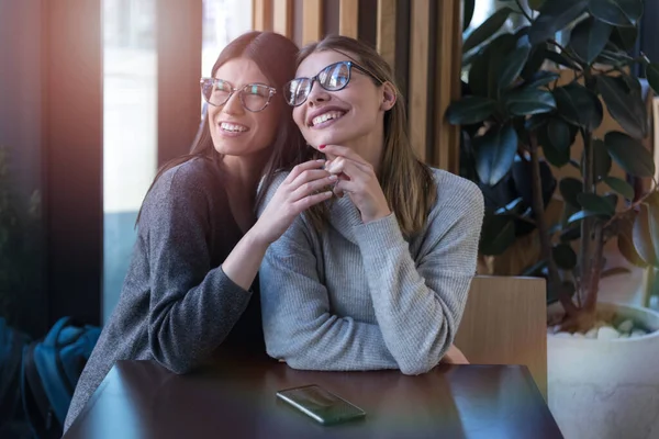Lmbt Vidám Női Barátok Beszélgetnek Kávézóban Két Gyönyörű Fiatal Akik — Stock Fotó