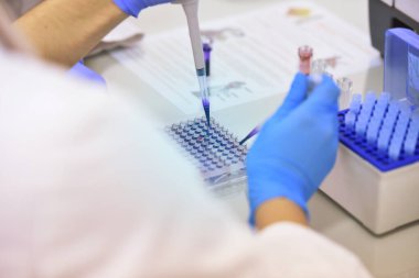 Laboratuvarda covid19 vacine test antivirüsü için test ekipmanları. Tüp, hasta Corona virüsü veya Covid-19 için yapılan test aşısı muayenesidir. Araştırma ekibi antivirüs aşısını analiz edip tanımlıyor..