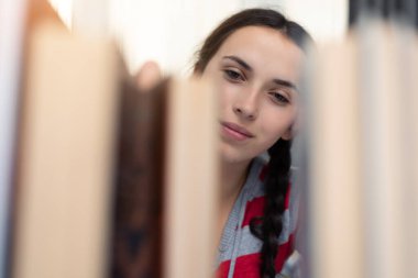 Sosyal mesafeli öğrenci konsepti, evde eğitim. Liseli kız evde dizüstü bilgisayarla ödev yapıyor. Okul Coronavirus Covid-19 sırasında kapalıdır..