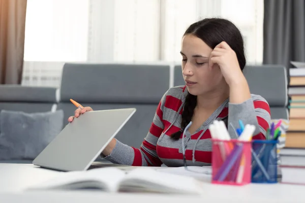 Concepto Distanciamiento Social Del Estudiante Educación Casa Chica Secundaria Haciendo —  Fotos de Stock