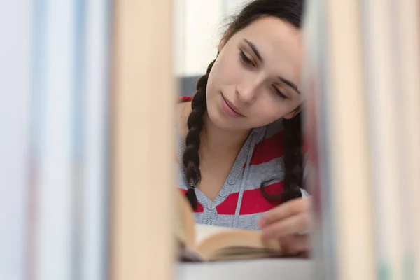 Koncepcja Studencka Odległość Edukacja Domu Licealistka Odrabiała Lekcje Domu Laptopem — Zdjęcie stockowe