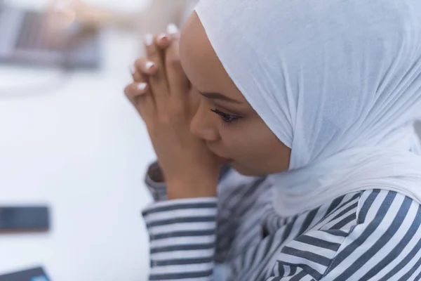 Afrikanische Muslimische Geschäftsfrau Die Sich Unwohl Fühlt Leidet Unter Kopfschmerzen — Stockfoto