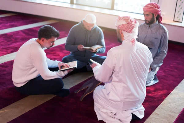 Kelompok Mulietnis Muslim Muda Berdoa Dan Membaca Quran Bersama Sama — Stok Foto