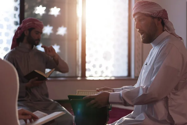 Skupina Mulietnických Náboženských Muslimů Kteří Společně Modlí Čtou Korán Skupina — Stock fotografie
