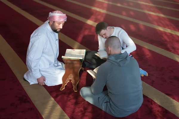 Een Groep Muliethnische Religieuze Moslimjongeren Die Samen Koran Bidden Lezen — Stockfoto