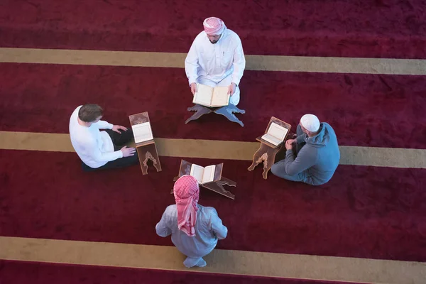 Ομάδα Μουσουλμάνων Μουσουλμάνων Νέων Που Προσεύχονται Και Διαβάζουν Μαζί Κοράνι — Φωτογραφία Αρχείου