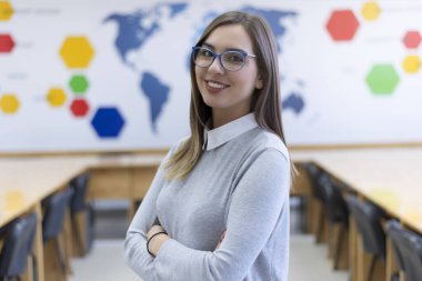 Sınıfta Çekici Bayan Öğrenci Pozisyonu