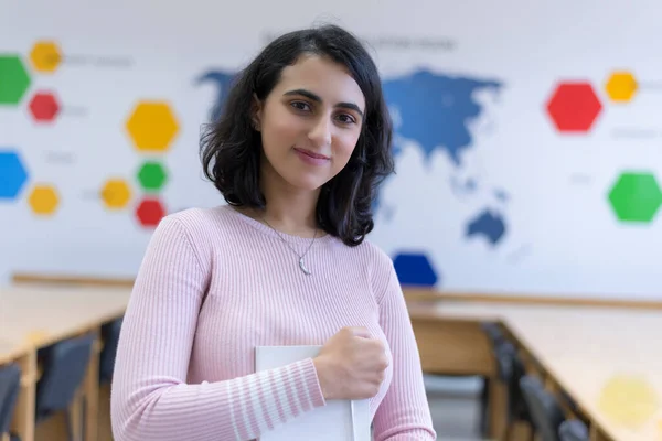 Vonzó Női Student Posing Osztályteremben — Stock Fotó