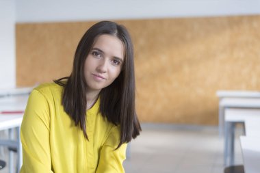 Kadın Mimarlık öğretmeni iş başında. Bayan profesör öğrencilere mimari projeleri anlatıyor. Güzel bayan üniversite mimarisi profesörü kameraya gülümsüyor..