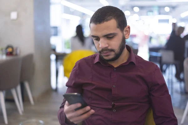 Fiatal Frican Férfi Chat Írás Üzenet Okos Telefon Belsejében Modern — Stock Fotó