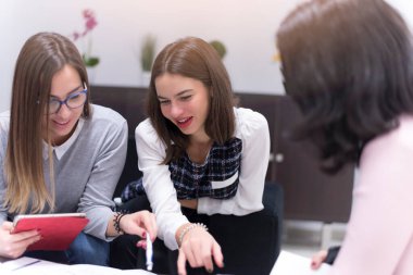 İş dünyasından çok ırklı ve çok ırklı uzmanlardan oluşan genç bir ekip önemli bir mali rapor üzerinde birlikte çalışıyor. Ekonomi ve iş konsepti