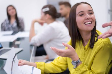 İş dünyasından çok ırklı ve çok ırklı uzmanlardan oluşan genç bir ekip önemli bir mali rapor üzerinde birlikte çalışıyor. Ekonomi ve iş konsepti