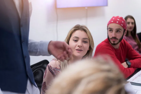 Obchodní Trenér Mladý Muž Dává Rady Malé Skupině Začínajících Manažerů — Stock fotografie