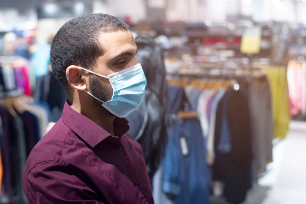 쇼핑몰에서 코로나 바이러스 보호용 마스크를 양복을 동아프리카 사업가 — 스톡 사진