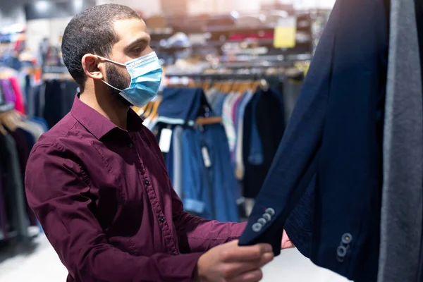 Elegante Hombre Negocios Africano Con Máscara Protectora Coronavirus Busca Traje —  Fotos de Stock