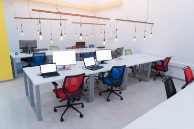 Hiç kimse boş kalmasın. Yaratıcı ortak çalışma merkezi çalışma masaları bilgisayar monitörlü modern ofis içi çalışma masaları.