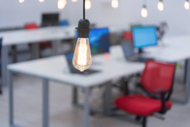 Hiç kimse boş kalmasın. Yaratıcı ortak çalışma merkezi çalışma masaları bilgisayar monitörlü modern ofis içi çalışma masaları.