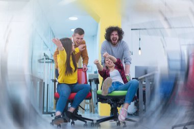 Yaratıcı ofis çalışanları, ofis içi işleri sırasında birbirleriyle şakalaşmak için birlikte çalışırlar. başarılar ve rekabet iş konsepti