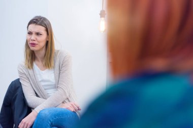 Genç modern iş arkadaşları beyaz tahtadaki yeni pazarlama stratejileri hakkında bir sunum yapıyorlar.