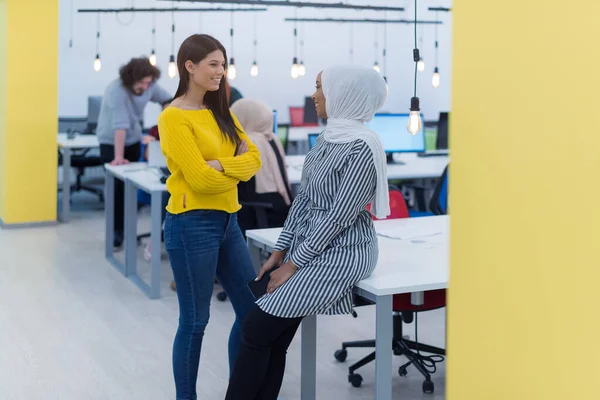 Portret Van Twee Vrouwelijke Afrikaanse Amerikaanse Zakenvrouwen Die Met Elkaar — Stockfoto