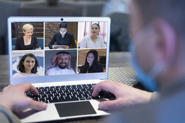 기술을 사용하는 단체들이 코로나 바이러스 해외에서 동료들과 비디오 통화를 — 스톡 사진