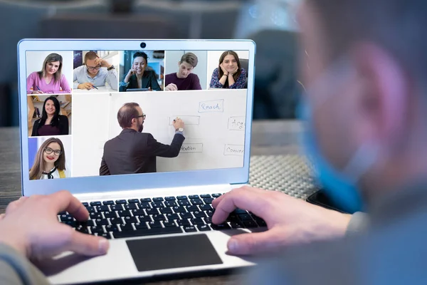 Çevrimiçi uzaktan öğrenme. Öğrenci ve sınıf arkadaşlarıyla dijital görüntülü konuşma. Karantina ve koronavirüs salgını sırasında evden öğrenme ve öğretme.