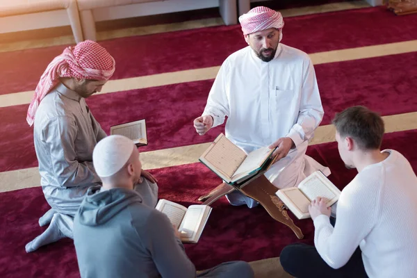 Ομάδα Μουσουλμάνων Στο Τζαμί Διαβάζοντας Κοράνι — Φωτογραφία Αρχείου