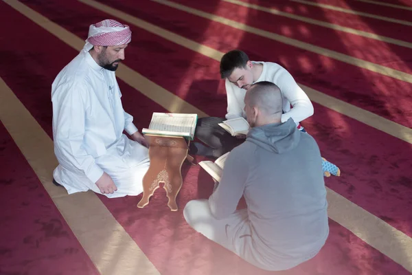 Grupa Muzułmanów Meczecie Czyta Koran — Zdjęcie stockowe